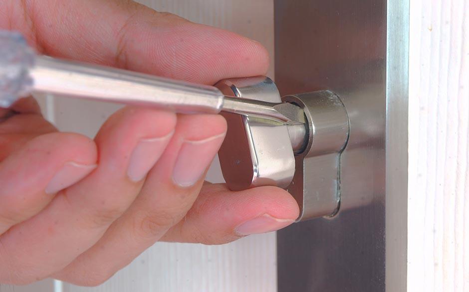 changer barillet porte Magny-les-Hameaux